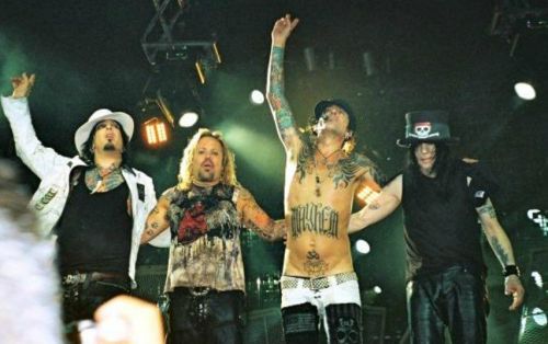 TOMMY LEE's 'The Crüecifly' Malfunctions During MÖTLEY CRÜE's Final Concert (Video)