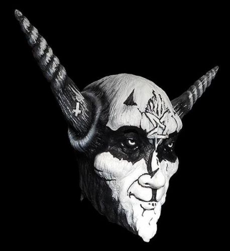 Latex maszk készült a VENOM 'Black Metal' albumának mintájára