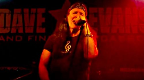 Videó: Helsinkiben adott elő klasszikus dalokat az AC/DC korábbi énekese, Dave Evans
