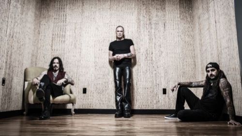 EP-vel kiegészített koncert DVD-vel jelentkezik a THE WINERY DOGS - itt az új performansz-videó!