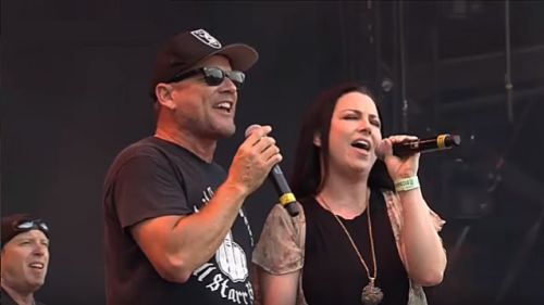 Videó: Az UGLY KID JOE koncertjén vendégeskedett Amy Lee