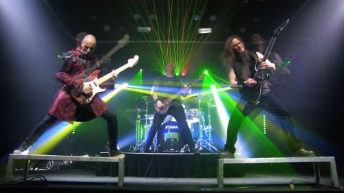 'The Curse Lives On' címmel jelentette be első koncertlemezét a PHEAR