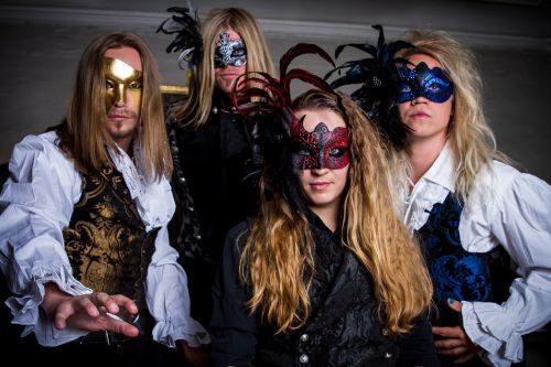 Itt a svéd THE GRAND MASQUERADE együttes első videoklipje, a 'By My Side'!