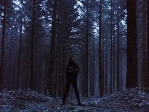 Hallgasd végig a CRÉPUSCULE D'HIVER debütáló, 'Par-Delà Noireglaces et Brumes-Sinistres' című albumát!