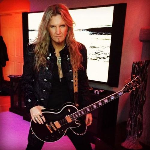JOEL HOEKSTRA'S 13 - itt a Whitesnake gitárosának új szóló-dala, a 'How Do You'!