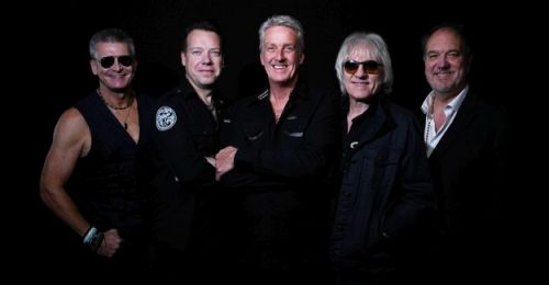 Dupla koncertlemezt adott ki a veterán FM zenekar - itt a 'Tough It Out Live' friss kedvcsináló videója!