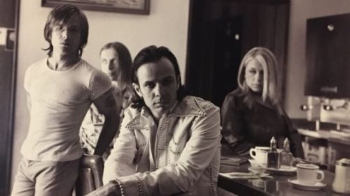 Korábban ki nem adott videoklipet mutatott be a néhai CARAMEL zenekar frontembere, Andy Curran