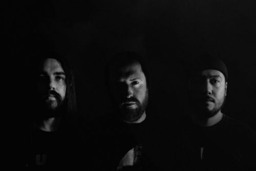 URNE - felvette debütáló albumát a londoni metal-trió; itt a 'Desolate Heart' című szám!