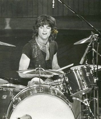 Meghalt a GODDO dobosa, Doug Inglis