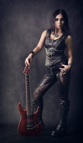 Rock Goddess-feldolgozást mutatott be a CRYSTAL VIPER énekesnője, Marta Gabriel