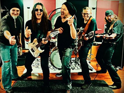 FELSKINN - új albumot jelentettek be a svájci hard rockerek; itt az új dal, a 'Darkness In Your Eyes'!
