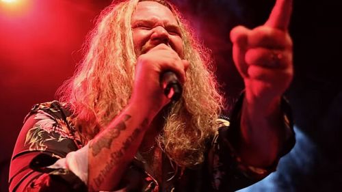 Bejelentette első koncertalbumát az INGLORIOUS zenekar - itt a 'She Won't Let You Go' dal hivatalos koncert-klipje!
