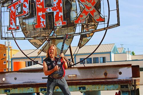 Itt van Brent Barker gitáros új klipes száma, az 'Electric Necromancer'!