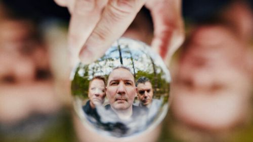 Klip-premier: FROST* - 'Skywards'
