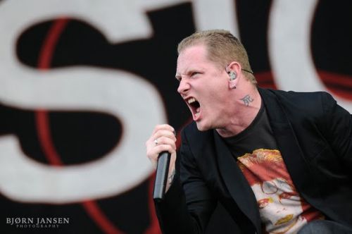 Corey Taylor Skid Row-t énekel